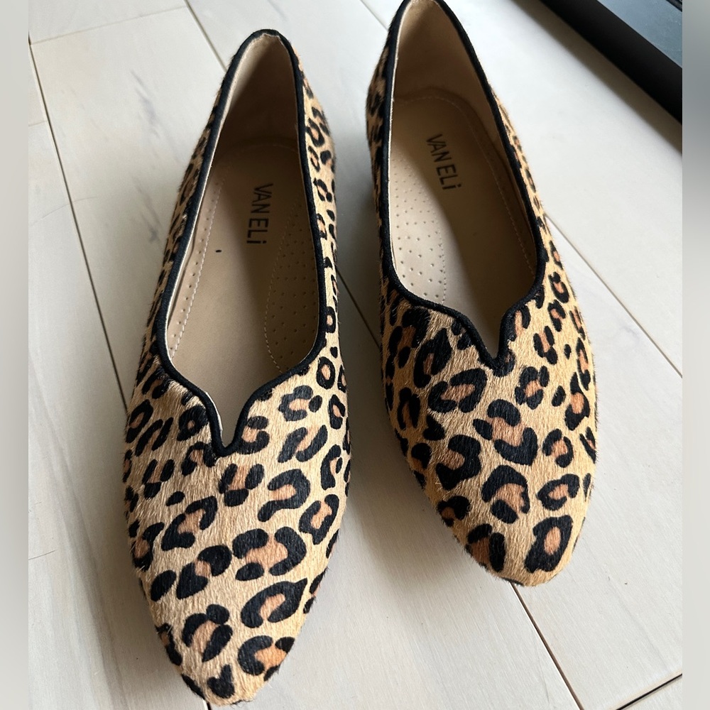 *SOLD* New Vaneli Animal Print Flats - Picture 6 of 10
